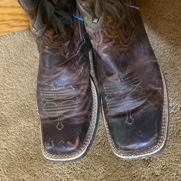 Women’s 6.5B cowboy boots by Ariat - Picture 2 of 7